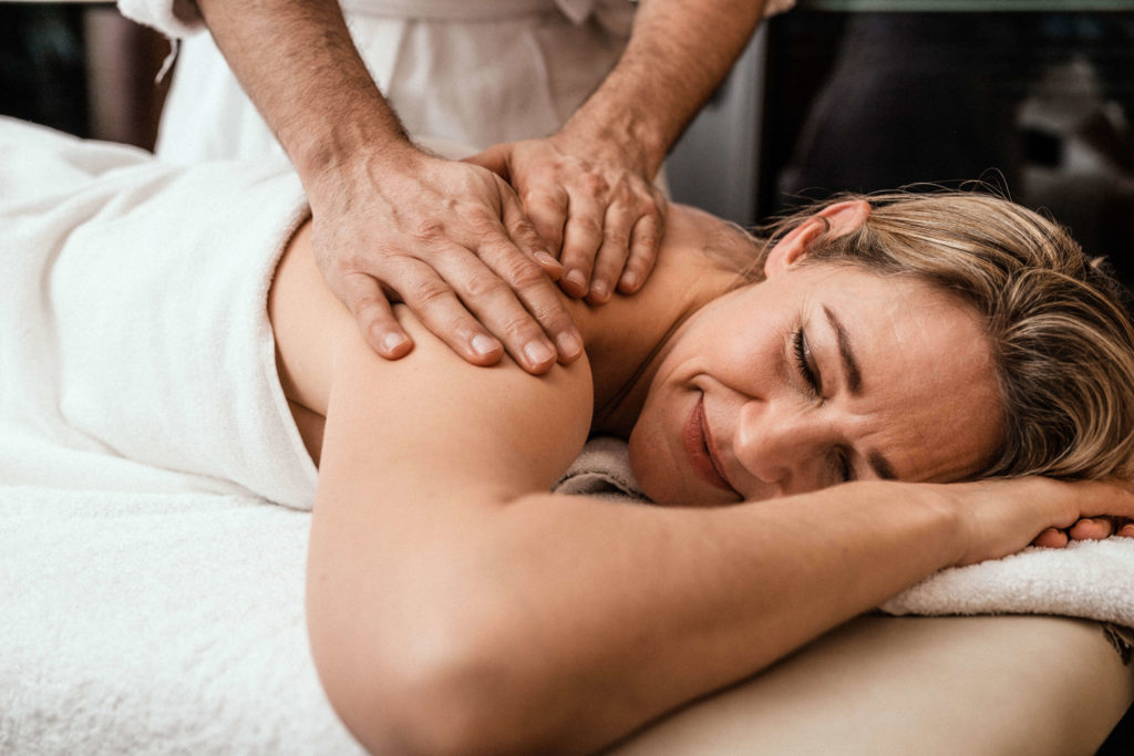 Frau bekommt eine Massage in Wellnesshotel in Mainz