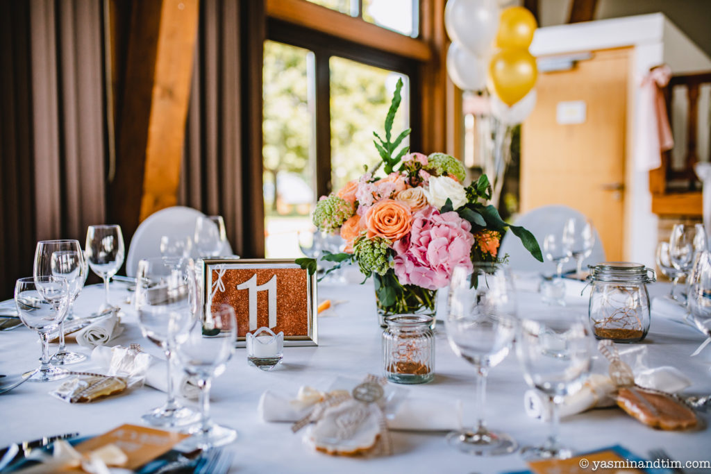 Für eine Hochzeit eingedeckter Tisch im Luxushotel in Mainz