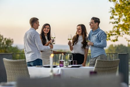 Erwachsene auf der Terrasse des Hofgutes Laubenheimer Höhe