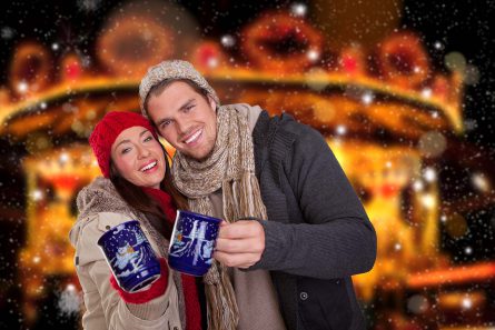 weihnachtsmarkt-paar-trinkt-gluehwein weihnachtsmarkt-paar-trinkt-gluehwein
